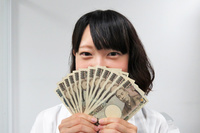 記者の11万1000円を手に、悪い笑みを浮かべるwebCG佐久間女史。お金で遊んではいけません。