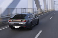 100台の「ゼロエディション」のボディーカラーはすべて「レジェンダリーグレーメタリック」。2026年生産の「ファーストエディション」には10色が設定されるが、レジェンダリー……は選べない。