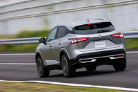 「e-POWER」は100％モーター駆動なので、発進加速は第2世代も第3世代も変わらない。分かりやすいのは後者のほうが静かで振動が少なく、より上質感の高い乗り味だということだ。