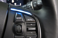 自動運転システムはステアリングホイールのスポーク部分に備わるスイッチで操作する。起動するとインジケーターが青く点灯する。