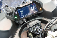 メーターはデジタル式。走行モードの切り替え機構など、装備も充実している。