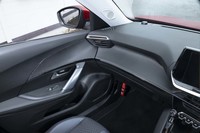 インストゥルメントパネルのくぼんだ部分にはカーボン調パネルの装飾が施される。