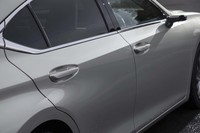 ボディーサイドには、ヘッドランプとリアコンビランプを結ぶ深いプレスラインが刻まれている。