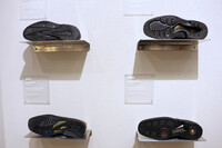 アシックスのウォーキングシューズ「ランウォーク」の誕生は1983年にさかのぼる。これはソール部の変遷の一部。