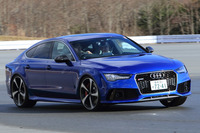 ミドシップのスーパースポーツモデル「R8」を擁する一方で、アウディ スポーツはデイリーユースも苦にならないモデルを多数取りそろえている。写真は「RS 7ハイパフォーマンス」。（写真＝荒川正幸）