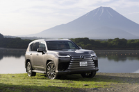 国内では2025年3月24日に発売された「レクサスLX700h」。LXの一部改良発表のタイミングでラインナップに加えられた。