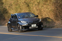 ワインディングロードを行く「GRヤリスRZ“ハイパフォーマンス”＋エアロパフォーマンスパッケージ」。今回の試乗車は、5万5000円の有償オプションとなる「プレシャスメタル」の外板色をまとっていた。