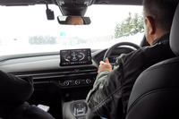 雪上での「ZR-V」の走りを確かめる筆者。同車については、2026年3月下旬の一部改良モデルのデビューがアナウンスされている。