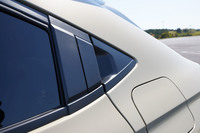 リアドアのオープナーをウィンドウエリアに隠しているのは先代モデルと同じ。