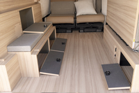 フロアまわりにはふた付きの収納スペースがこんなにも。メーカー純正だけに建て付けの精度は高い。