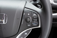 システムの作動は、スポーク右上の起動ボタンを押し、その下のツマミを「SET／－」側に押し下げるだけ。一般的なACCと、操作方法は一種だ。