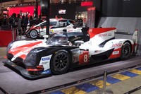 2018年のルマン24時間を制した「TS050ハイブリッド」の8号車。優勝トロフィーも飾られた。