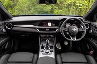 インテリアは、ダブルステッチが施されたレザーダッシュボードや本革巻きステアリングホイールなどで高級感が演出される。日本仕様車のハンドル位置は右のみとなる。