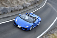 軽やかなフットワークが「ウラカンRWDスパイダー」の持ち味。足まわりはもちろん、電動パワーステアリングや可変ギアレシオ機構の「ランボルギーニ・ダイナミック・ステアリング」（オプション）にもRWDモデル専用の設定が施される。