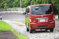 荒れた石畳のコースを走る「NV350キャラバン」。テスト機器の進化に伴い、こうした実走試験は少しずつ先述の加振試験などに置き換わっているのだとか。