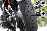 多くのバイクがチェーン駆動であるのに対して、メンテナンス性と静粛性の観点からハーレーではベルトドライブを採用している。