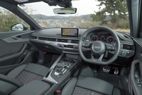 スポーティーさと上質感が追求されたインテリア。ハンドルの位置は、右だけでなく左も選べる。