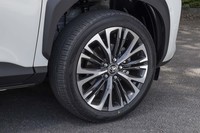 上級グレード「Z」「ハイブリッドZ」にはセンターオーナメント付きの切削光輝18インチアルミホイール（写真）が装着される。それ以外のグレードのホイールサイズは16インチとなる。