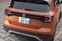 左右のコンビランプをリフレクターで結ぶことで、リアまわりでもボディーのワイドさを主張。ライセンスプレートの下部には「T-CROSS」バッジが貼られている。