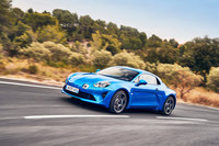 軽い車両重量は優れた乗り心地の実現にも寄与。高い運動性能を保ちつつ、よりやわらかなコイルスプリングを使用することができたという。