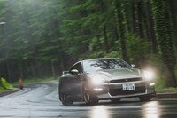 「GT-R」のモデルライフを脅かしていた車外騒音規制については、排気系の一新で対応。排気管の途中に分岐と消音室を設けて低音域を抑えるなどしている。