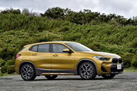 「X2 xDrive20d MスポーツX」の最低地上高は180mm。今回の試乗車は「ガルバニックゴールド」と呼ばれるオプションの外装色をまとっていた。
