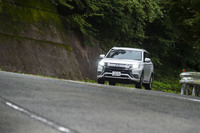 新たに用意された「SPORT」モードを試す。アクセル操作に対するレスポンスは過剰とも思えるほど。