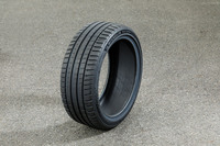 「パイロットスポーツ5」は、ドライ路面での安定したグリップ力がもたらす操縦安定性と、優れた排水性による耐ハイドロプレーニング性能を高次元で両立。走る楽しさをユーザーに提供するとうたわれる。