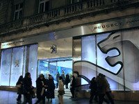 2010年1月に撮影したプジョーショールームのプジョー・アベニュー。2021年現在は高級宝飾店のブルガリになっている。