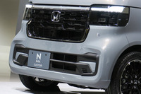 「N-BOXカスタム コーディネートスタイル」のフロントバンパー。上の「N-BOXファッションスタイル」の写真と見比べるとわかりやすいが、両者のフロントバンパーは実は同じもので、色や装飾で差異化を図っている。