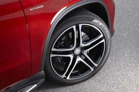 タイヤサイズは、フロントが285/40R22、リアが325/35R22。試乗車は「ピレリP ZERO」を装着していた。