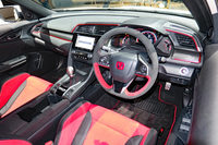 スエード素材が積極的に用いられたインテリア。