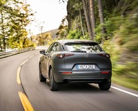 試乗車は、モータートルクのコントロールによって車両の荷重ポイントを移動させる「G-ベクタリングコントロール」を搭載。コーナーでのターンイン時はステアリングの応答性を高める一方、ターンアウト時は後方へと荷重を移動させ挙動を安定させる。