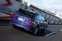 
	「ベンテイガ スピード」の最高速は306km/h。ランボルギーニのSUV「ウルス」の305km/hをわずかにしのぐ。
	