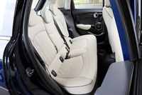 「3ドア」のリアシートが2座なのに対し、「5ドア」のリアシートは3座。ホイールベースが伸びた分、足元やひざまわりのゆとりも増している。