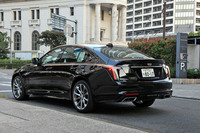 エッジを効かせたボディーラインに縦目のテールランプなど、従来のモデルから特徴的なアイコンを受け継ぎつつ、より洗練度を増した「CT5」のデザイン。ビジーではなく、シンプル過ぎもしないその造形は絶妙だ。