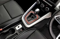 トランスミッションは7段のデュアルクラッチ式AT。シフトセレクターによるマニュアル変速モードへの切り替えができなくなっており、シフトパドルを介しておこなう必要がある。