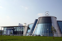 ダイムラー通りの角にある「メルセデス・ベンツ・センター・ミラノ」。