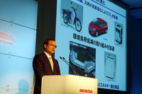 スライドを前に経営の見通しを説明する、本田技研工業の伊東孝紳社長。
