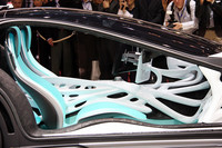 樹木の根をイメージした有機的なセンターコンソールがインテリアを前後に貫く。