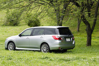 ボディーカラーは、「tS」専用色のWRブルーマイカのほか、サテンホワイトパール、クリスタルブラックシリカ、アイスシルバーメタリック（写真）の全4色が用意される。
