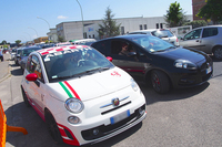 シエナの自動車＆バイク祭り「フェスタ・デル・モトーレ」の会場で。アバルト愛好会がツーリングに出発する。会員数は隣の県と合わせて約50名とのこと。