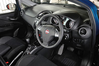 レザーのステアリングやシフトノブが標準となるなど、従来の「プント エヴォ」の上級グレード「ダイナミック」に近い装備内容である。ただしステアリングにシフトパドルは装着されない。