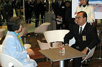 
	日産自動車のラウンジで談笑するのは、日産のカルロス・ゴーン社長（右）と、千葉県の堂本暁子知事
	 