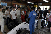 フォーミュラカーを囲み、説明を受ける。