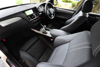 「X4 xDrive28i Mスポーツ」の室内。標準はクロスとレザーのコンビシートが装着されるが、テスト車ではオプションの「ネバダ・レザー」シートが選択されていた。