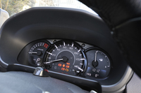 大きく分けて3つの表示ゾーンを持つ計器盤。中央には140km/hスケールのスピードメーターがレイアウトされる。