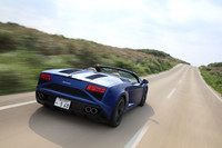 リアエンドにも三角形と台形のモチーフがあしらわれた。パワーユニットのエアアウトレットがより幅広くなった結果、放熱性能が向上しているという。