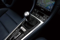 先代モデルと同様、「ポルシェ・ボクスター」には、6段MT（写真）と7段のPDK、2種類のトランスミッションが用意される。