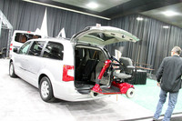 クリエイティブ・モビリティ・グループ社が出展していた電動車両用クレーン。